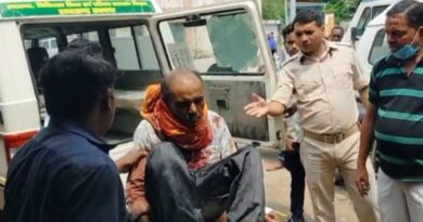 जमशेदपुर:समधी ने समधन का चाकू से काटा गला और घर में आग लगा दिया,फिर खुद अपना गला काट लिया,दोनों अस्पताल में भर्ती