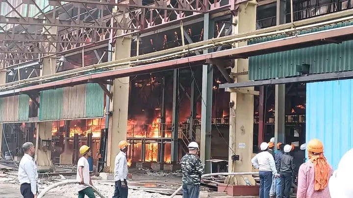 RANCHI : उषा मार्टिन फैक्टरी में लगी आग को बुझाया गया - RANCHI: The fire at Usha Martin factory was doused