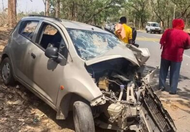 तेज रफ्तार में अनियंत्रित कार पेड़ से टकराई,एक की हुई मौत,दूसरा हुआ जख्मी