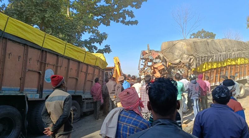 दो ट्रकों में हुई आमने-सामने भिडंत, दो की मौत, दो घायल