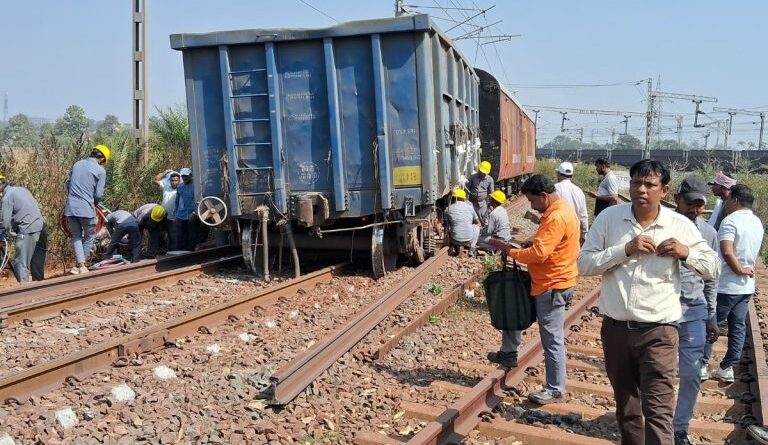 मालगाड़ी हुई बेपटरी, आवागमन बाधित,दक्षिण पूर्व रेलवे के चक्रधरपुर रेल मंडल अंतर्गत राजखरसावां रेलवे स्टेशन के पास हुई..