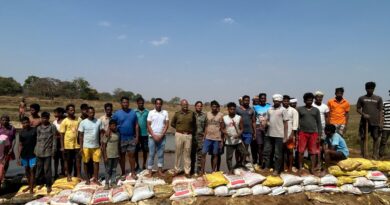 एसपी खुद बोरी में बालू भरकर उठाने लगे….एसपी ने ग्रामीणों में ऐसा भरा जोश की कुछ ही घंटे में बोरीबांध तैयार…