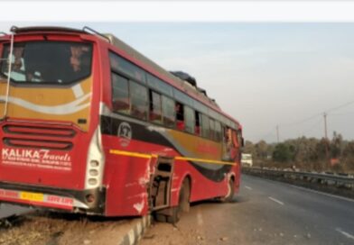 गिरिडीह:तेज रफ्तार का कहर,अनियंत्रित बस डिवाइडर से टकराई, बाल-बाल बचे यात्री