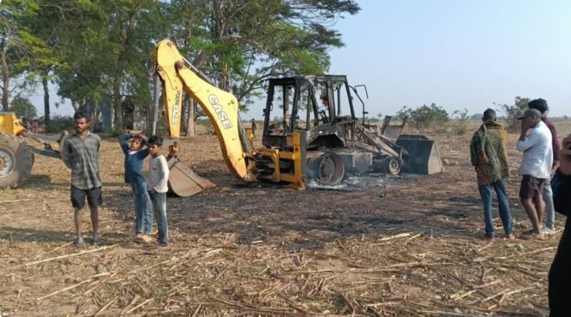 लातेहार में नक्सलियों ने जमकर मचाया उत्पात,मुंशी की गोली मारकर हत्या, वाहनों को फूंका..