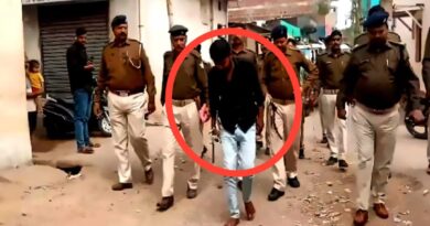 महिला से मारपीट और छेड़खानी मामला:जिस इलाके में किया दबंगई, उसी इलाके में हथकड़ी लगाकर पैदल घुमाया…फिर भेजा जेल महिला से मारपीट और छेड़खानी मामला:जिस इलाके में किया दबंगई, उसी इलाके में हथकड़ी लगाकर पैदल घुमाया…फिर भेजा जेल