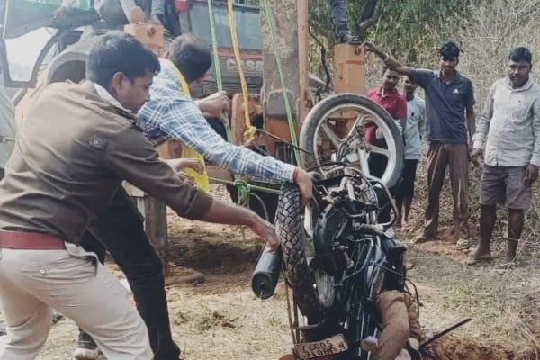 Ranchi:24 फरवरी से लापता कंस्ट्रक्शन कम्पनी के सुपरवाइजर अजय का शव कुएं से बरामद, बाइक के साथ बांधकर फेंकी गई थी लाश… Ranchi:24 फरवरी से लापता कंस्ट्रक्शन कम्पनी के सुपरवाइजर अजय का शव कुएं से बरामद, बाइक के साथ बांधकर फेंकी गई थी लाश…