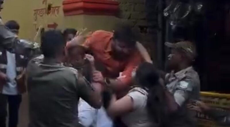 रामगढ़:माँ छिन्नमस्तिके मंदिर में श्रद्धालु के साथ पुलिस कर्मियों ने की मारपीट, वीडियो वायरल,एसपी ने कहा वीडियो की जांच के बाद होगी कार्रवाई.. रामगढ़:माँ छिन्नमस्तिके मंदिर में श्रद्धालु के साथ पुलिस कर्मियों ने की मारपीट, वीडियो वायरल,एसपी ने कहा वीडियो की जांच के बाद होगी कार्रवाई..