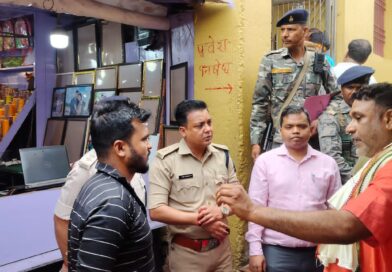रजरप्पा मंदिर में श्रद्धालु से मारपीट मामला….एसपी ने चार पुलिसकर्मियों को किया निलंबित,खुद जांच करने पहुँचे मंदिर… रजरप्पा मंदिर में श्रद्धालु से मारपीट मामला….एसपी ने चार पुलिसकर्मियों को किया निलंबित,खुद जांच करने पहुँचे मंदिर…