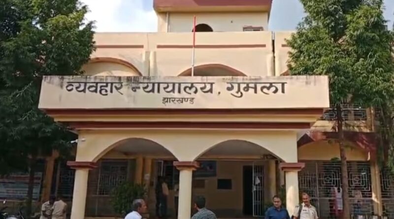 3 लोगों की हत्या के आरोपी पिता और दो बेटे को 10 साल की सजा 3 लोगों की हत्या के आरोपी पिता और दो बेटे को 10 साल की सजा