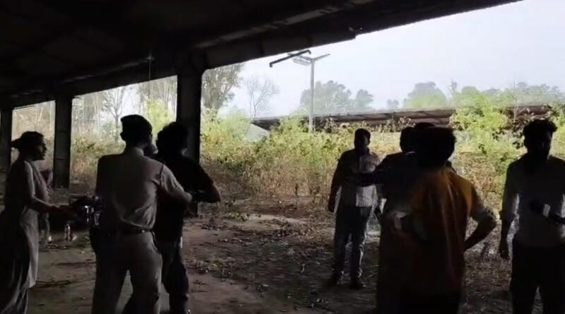 राजधानी राँची में आर्मी जवान का शव फंदे से लटका मिला,परिवार ने जताई हत्या की आशंका…जांच में जुटी है पुलिस.. राजधानी राँची में आर्मी जवान का शव फंदे से लटका मिला,परिवार ने जताई हत्या की आशंका…जांच में जुटी है पुलिस..