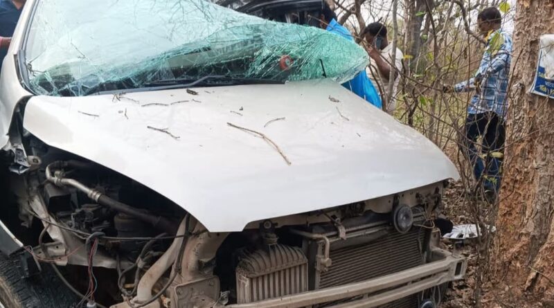 तेज रफ्तार का कहर: पेड़ से टकराकर चकनाचूर हुई कार, UCIL के 4 कर्मचारी गंभीर रूप से घायल