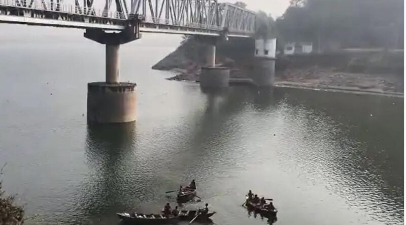 तीसरे दिन कड़ी मशक्कत के बाद एनडीआरएफ की टीम ने चालक का शव तिलैया डैम से बरामद किया तीसरे दिन कड़ी मशक्कत के बाद एनडीआरएफ की टीम ने चालक का शव तिलैया डैम से बरामद किया