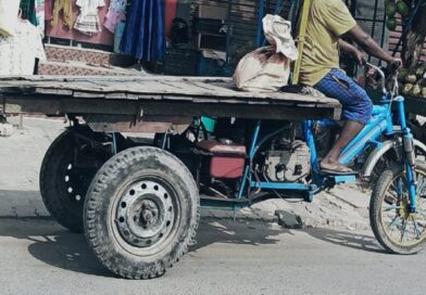 जुगाड़ वाली गाड़ी का कहर..ई-रिक्शा में मारी टक्कर,ई-रिक्शा के उड़े परखच्चे, दो लोगों की मौत..