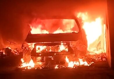 गैराज में खड़ी कार में लगी आग,जांच में जुटी है पुलिस