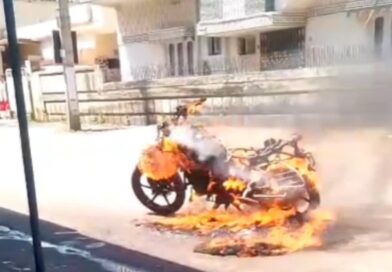 Ranchi:अचानक बाइक में लगी भीषण आग, कुछ ही मिनटों में जलकर खाक Ranchi:अचानक बाइक में लगी भीषण आग, कुछ ही मिनटों में जलकर खाक