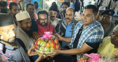 Ranchi:अचानक देर रात एसएसपी ने एकरा मस्जिद पहुंचकर दी रमज़ान की बधाई, पुलिस पदाधिकारियों के साथ फल का किया वितरण..