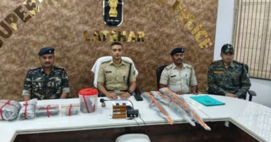 लातेहार:नक्सलियों ने बताया पता,पुलिस ने जंगल में जमीन के नीचे से भारी मात्रा में गोला-बारूद और हथियार किया बरामद,