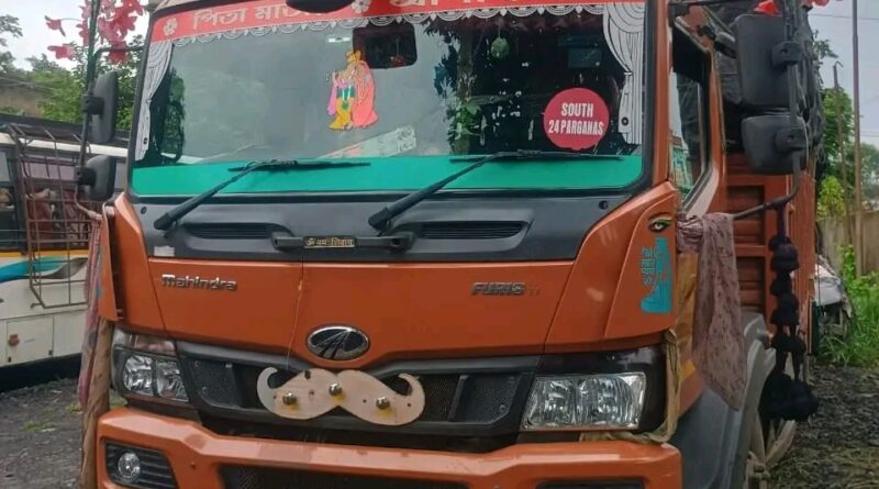 रामगढ़ के गोला में 11 टन संदिग्ध मांस-चमड़ा जब्त, बंगाल के दो आरोपी गिरफ्तार; बाबूलाल मरांडी के आरोपों से गरमाई सियासत रामगढ़ के गोला में 11 टन संदिग्ध मांस-चमड़ा जब्त, बंगाल के दो आरोपी गिरफ्तार; बाबूलाल मरांडी के आरोपों से गरमाई सियासत