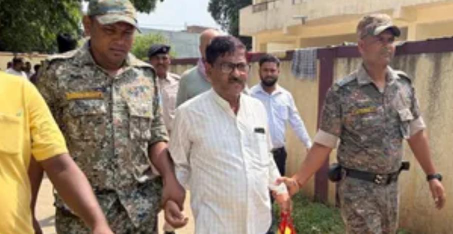 5 पुड़िया रजनीगंधा-तुलसी था रिश्वत का कोड वर्ड, 8 हजार रुपये लेते ही ACB ने दबोचा; रिटायरमेंट से पहले प्रधान सहायक गिरफ्तार