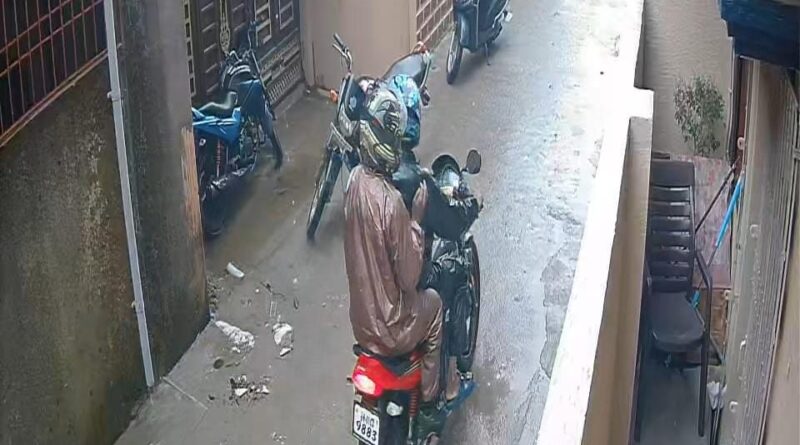 दिनदहाड़े चेन स्नैचिंग की कोशिश, महिला की सूझबूझ से भागे बदमाश दिनदहाड़े चेन स्नैचिंग की कोशिश, महिला की सूझबूझ से भागे बदमाश