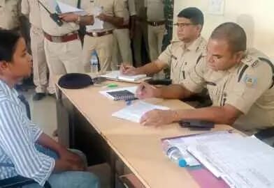 राँची में ‘जन शिकायत समाधान’ कार्यक्रम बना भरोसे का मंच, सैकड़ों मामलों का मौके पर निपटारा; जमीन और पारिवारिक विवाद सबसे अधिक राँची में ‘जन शिकायत समाधान’ कार्यक्रम बना भरोसे का मंच, सैकड़ों मामलों का मौके पर निपटारा; जमीन और पारिवारिक विवाद सबसे अधिक