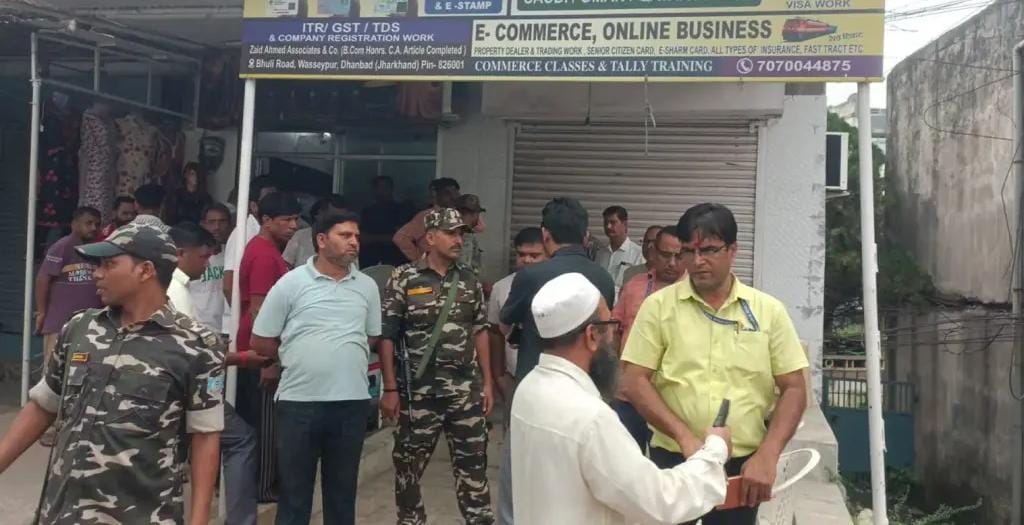 धनबाद में SIR के नाम पर वसूली का खेल बेनकाब, प्रशासन ने आधार सेंटर किया सील