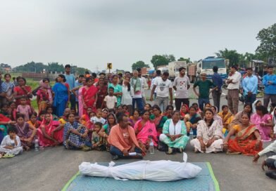 राँची:रिंग रोड पर फूटा ग्रामीणों का गुस्सा,सड़क पर शव रखकर मुआवजे और अंडरपास की मांग को लेकर चार घंटे तक जाम राँची:रिंग रोड पर फूटा ग्रामीणों का गुस्सा,सड़क पर शव रखकर मुआवजे और अंडरपास की मांग को लेकर चार घंटे तक जाम