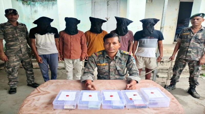 जंगल में सजती थी साइबर ठगी की ‘क्लास’, देवघर पुलिस ने पांच शातिरों को दबोचा जंगल में सजती थी साइबर ठगी की ‘क्लास’, देवघर पुलिस ने पांच शातिरों को दबोचा