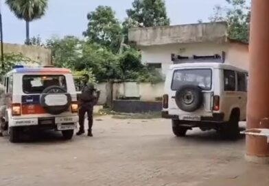​दुमका:सड़क के बीचोबीच मिला युवक का अधजला शव, इलाके में हड़कंप, जांच में जुटी पुलिस