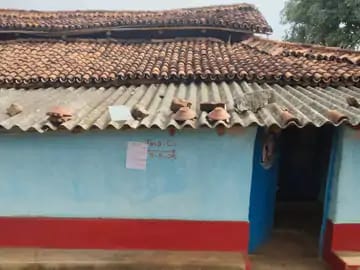 लातेहार: उग्रवादी संगठन TSPC के नाम से घर पर चिपकाया पोस्टर…. युवती पर लगाया मुखबिरी का आरोप, घर फूंकने और फौजी कार्रवाई की दी धमकी लातेहार: उग्रवादी संगठन TSPC के नाम से घर पर चिपकाया पोस्टर…. युवती पर लगाया मुखबिरी का आरोप, घर फूंकने और फौजी कार्रवाई की दी धमकी