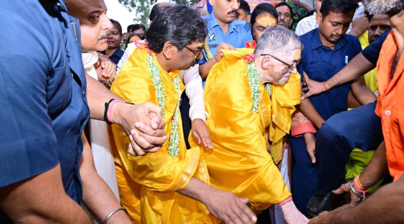 जयघोष के बीच निकली भगवान जगन्नाथ की भव्य रथयात्रा, राज्यपाल-संतोष गंगवार और मुख्यमंत्री हेमंत सोरेन ने खींचा रथ, प्रशासन की कड़ी निगरानी में शांतिपूर्ण रहा आयोजन जयघोष के बीच निकली भगवान जगन्नाथ की भव्य रथयात्रा, राज्यपाल-संतोष गंगवार और मुख्यमंत्री हेमंत सोरेन ने खींचा रथ, प्रशासन की कड़ी निगरानी में शांतिपूर्ण रहा आयोजन