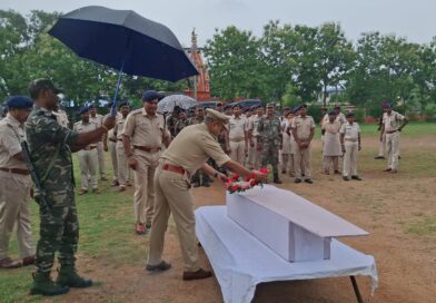 सड़क हादसे में घायल आरक्षी नरेश कुमार यादव ने भी तोड़ा दम, पुलिस केंद्र हजारीबाग में सम्मान के साथ दी गई अंतिम सलामी
