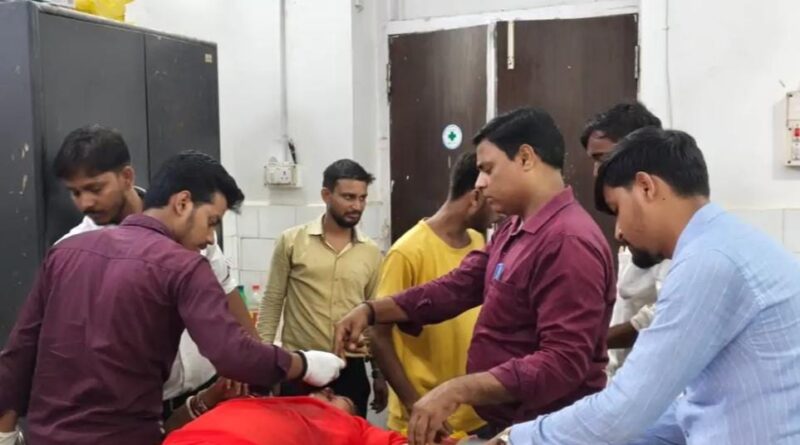 सड़क हादसे में युवक की मौत, पत्नी रेफर; कैंप ड्यूटी से लौट रही एम्बुलेंस की महिला डॉक्टर ने त्वरित एक्शन लेकर बचाई महिला की जिंदगी सड़क हादसे में युवक की मौत, पत्नी रेफर; कैंप ड्यूटी से लौट रही एम्बुलेंस की महिला डॉक्टर ने त्वरित एक्शन लेकर बचाई महिला की जिंदगी