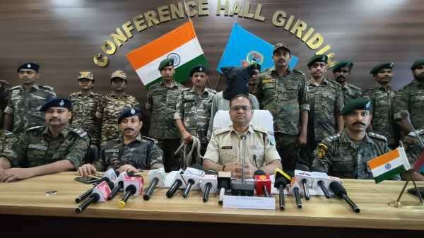 गिरिडीह में 25 लाख का इनामी खूंखार नक्सली अजय महतो गिरफ्तार, 240 से अधिक मामलों का आरोपी; नक्सल नेटवर्क को बड़ा झटका गिरिडीह में 25 लाख का इनामी खूंखार नक्सली अजय महतो गिरफ्तार, 240 से अधिक मामलों का आरोपी; नक्सल नेटवर्क को बड़ा झटका