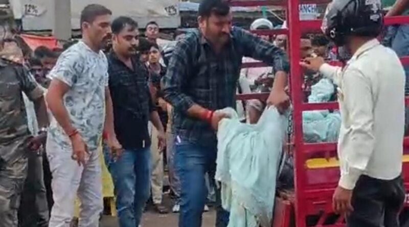 राँची में दर्दनाक सड़क हादसा: तेज रफ्तार ट्रक ने बाइक सवार को रौंदा, मौके पर मौत; सिर पर चढ़ा ट्रक का पहिया राँची में दर्दनाक सड़क हादसा: तेज रफ्तार ट्रक ने बाइक सवार को रौंदा, मौके पर मौत; सिर पर चढ़ा ट्रक का पहिया