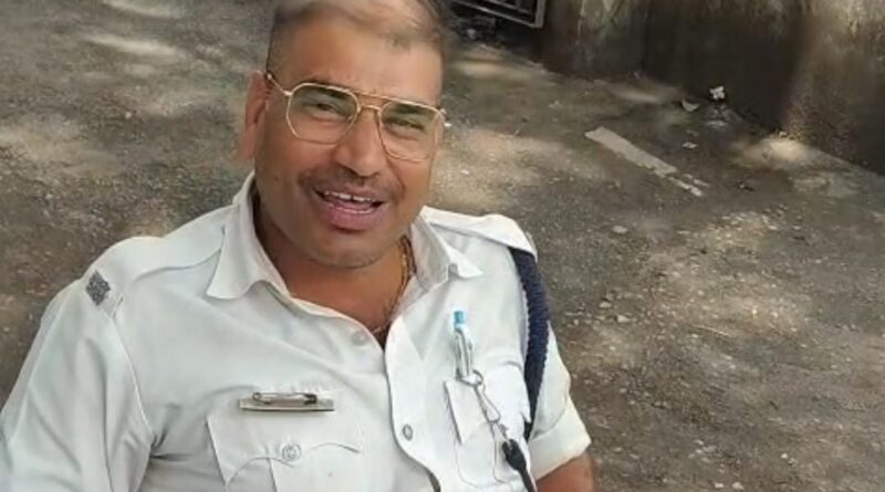 राँची:रणधीर वर्मा चौक पर तैनात आरक्षी का वीडियो वायरल; होमगार्ड जवान को सरेआम दीं गालियां, छाया में आराम फरमाने का भी आरोप- राँची:रणधीर वर्मा चौक पर तैनात आरक्षी का वीडियो वायरल; होमगार्ड जवान को सरेआम दीं गालियां, छाया में आराम फरमाने का भी आरोप-