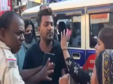 प्रेमिका को चेन, पत्नी को भनक… फिर सड़क पर शुरू हुआ फिल्मी सीन प्रेमिका को चेन, पत्नी को भनक… फिर सड़क पर शुरू हुआ फिल्मी सीन