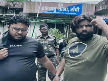 राँची में ‘थार’ से दौड़ रहा था नशे का नेटवर्क, जमीन का धंधा मंदा पड़ा तो कारोबारी बन गया कफ सिरप तस्कर राँची में ‘थार’ से दौड़ रहा था नशे का नेटवर्क, जमीन का धंधा मंदा पड़ा तो कारोबारी बन गया कफ सिरप तस्कर