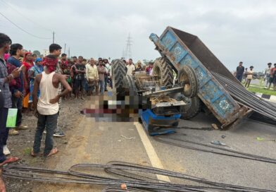 गोड्डा:हाईवे पर छड़ लदा ट्रैक्टर पलटा, चालक सहित दो लोगों की दर्दनाक मौत,एक घायल.. गोड्डा:हाईवे पर छड़ लदा ट्रैक्टर पलटा, चालक सहित दो लोगों की दर्दनाक मौत,एक घायल..