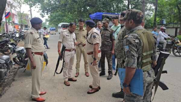 चतरा SP आवास के बाहर खूनी खेल: अंदर ठेकेदार की मुलाकात, बाहर बॉडीगार्ड ने साथी की गोली मारकर कर दी हत्या; आरोपी गिरफ्तार… चतरा SP आवास के बाहर खूनी खेल: अंदर ठेकेदार की मुलाकात, बाहर बॉडीगार्ड ने साथी की गोली मारकर कर दी हत्या; आरोपी गिरफ्तार…