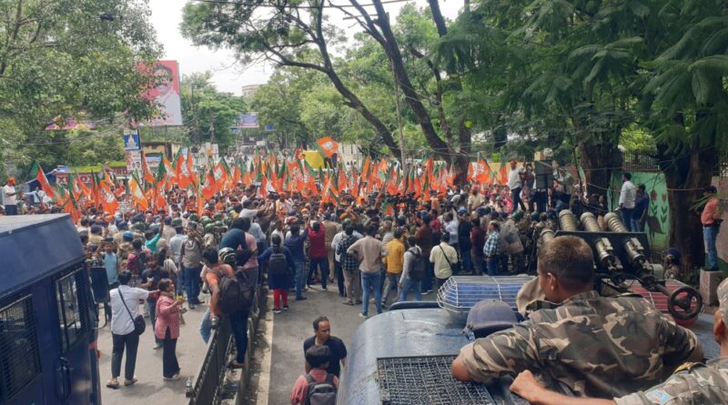 JPSC घेराव के बाद कांग्रेस भवन की ओर बढ़े भाजपा कार्यकर्ता, सुभाष चौक पर हाई वोल्टेज ड्रामा
