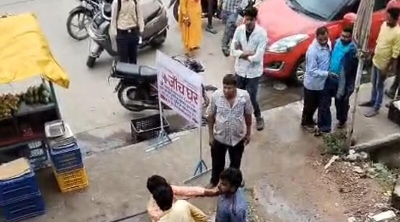 राँची: केले के विवाद में फल विक्रेता को लाठी-डंडों से पीटा, वारदात CCTV में कैद