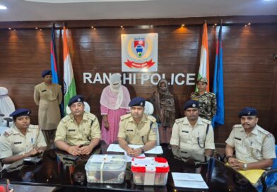 कुख्यात अंतरराज्यीय चोर पुलिस की पकड़ से दूर, पत्नियां चढ़ीं हत्थे; 17.36 लाख नकद और गहने बरामद कुख्यात अंतरराज्यीय चोर पुलिस की पकड़ से दूर, पत्नियां चढ़ीं हत्थे; 17.36 लाख नकद और गहने बरामद