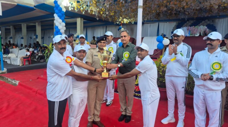 दक्षिणी छोटानागपुर पुलिस स्पोर्ट्स मीट का शानदार समापन, 19 खेलों में खिलाड़ियों ने दिखाया दम दक्षिणी छोटानागपुर पुलिस स्पोर्ट्स मीट का शानदार समापन, 19 खेलों में खिलाड़ियों ने दिखाया दम