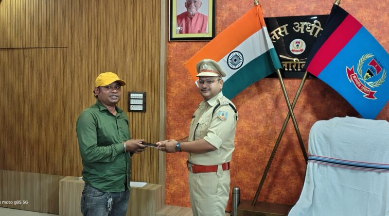 हजारीबाग पुलिस की बड़ी सफलता: CEIR पोर्टल के माध्यम से 139 गुम मोबाइल बरामद, वास्तविक मालिकों को किए गए सुपुर्द