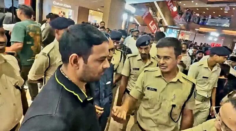 पटना में छात्र आंदोलन के बाद बड़ी कार्रवाई: तेज प्रताप यादव गिरफ्तार, 14 दिन की न्यायिक हिरासत में बेउर जेल भेजे गए पटना में छात्र आंदोलन के बाद बड़ी कार्रवाई: तेज प्रताप यादव गिरफ्तार, 14 दिन की न्यायिक हिरासत में बेउर जेल भेजे गए