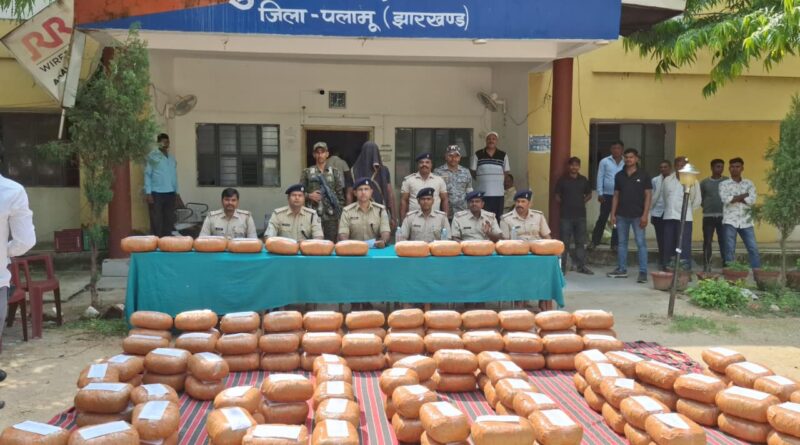 ट्रक के गुप्त चैंबर से मिला 320 किलो गांजा, हुसैनाबाद पुलिस की बड़ी कार्रवाई, चालक गिरफ्तार
