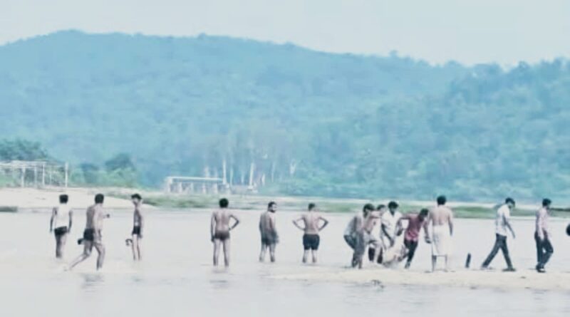 रीमिक्स फॉल में बड़ा हादसा टला, चौकीदारों ने दिखाई बहादुरी; डूब रहे दो युवकों को बचाया रीमिक्स फॉल में बड़ा हादसा टला, चौकीदारों ने दिखाई बहादुरी; डूब रहे दो युवकों को बचाया