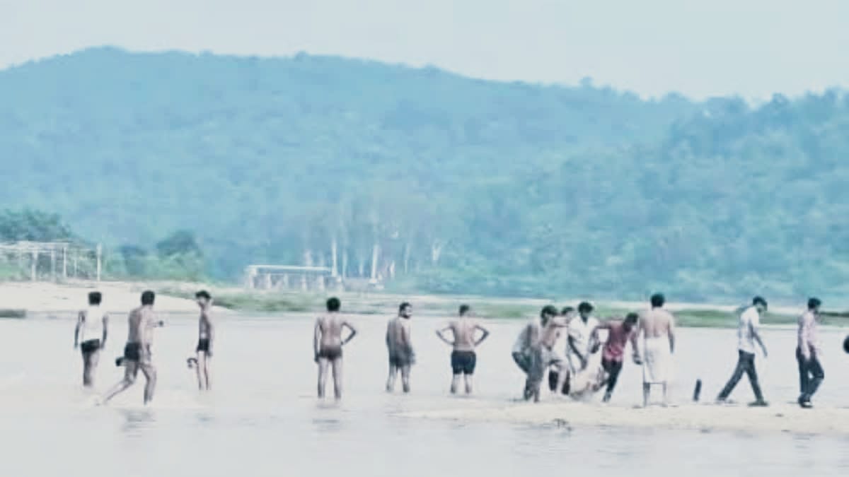 रीमिक्स फॉल में बड़ा हादसा टला, चौकीदारों ने दिखाई बहादुरी; डूब रहे दो युवकों को बचाया
