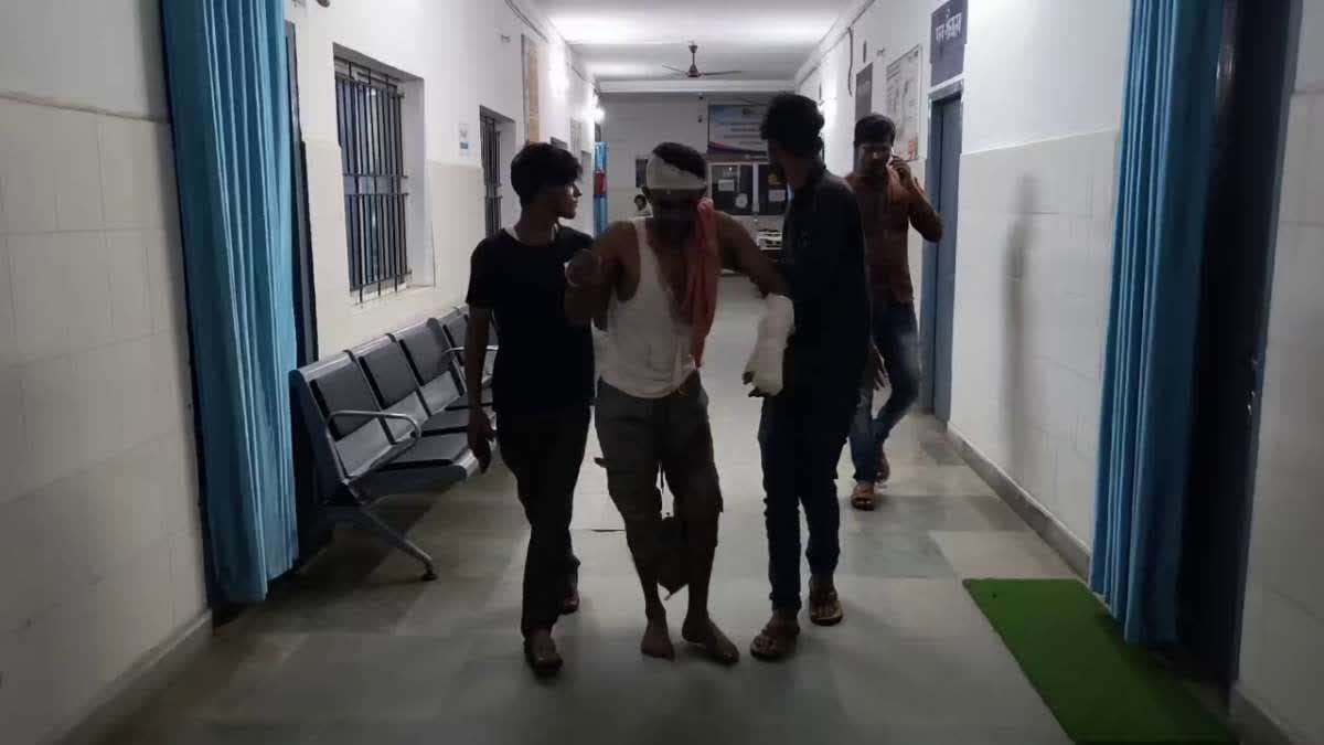खूंटी में मॉब लिंचिंग! बकरी चोरी के शक में रातभर जंगल में पेड़ों से बांधकर पीटा, एक युवक की मौत, दो घायल